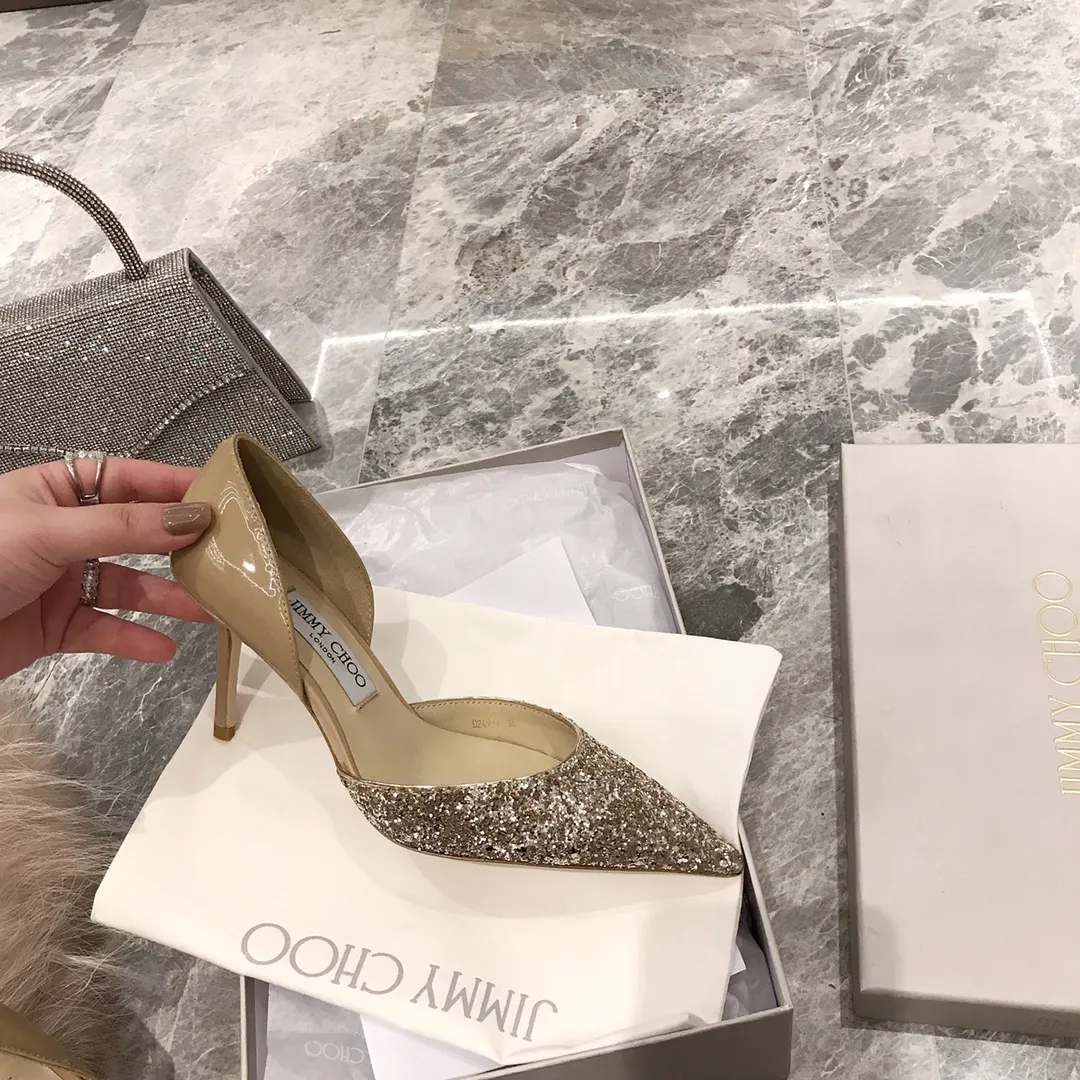 👟👟Ex-factory price👟👟Ex-factory price 520👟👟 Women's Shoe Factory 𝐉𝐢𝐦𝐦𝐲 𝐂𝐡𝐨𝐨 A pair of high heels that can conquer all men, a must-have item for all-match annual meetings Bilng Bilng is so beautiful that no one can take a breath away Material: Special Cretan spliced cow patent leather, sheepskin lining, Italian genuine leather outsole Heel height: 8cm Three colors: black, nude, silver Size: 35-39